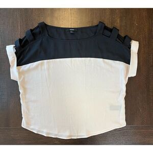 Forever 21 Women’s Cream and Black Blouse Cut Out Sleeve Top Size Small